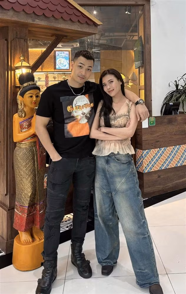 Thúy Diễm và Tuấn Việt ở hậu trường phim. Nữ diễn viên cho biết sau này Mỹ Đình và Nam có khá nhiều cảnh nóng khi hai nhân vật phát triển tình cảm sâu hơn.