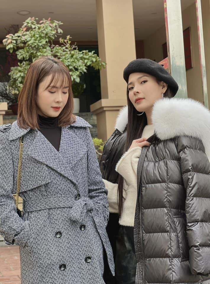 húy Diễm chia sẻ bức ảnh hậu trường với Hồng Diễm. Dù kém đàn chị 3 tuổi và lần đầu hợp tác nhưng Thúy Diễm cho biết hai người diễn rất ăn ý và hiểu nhau.