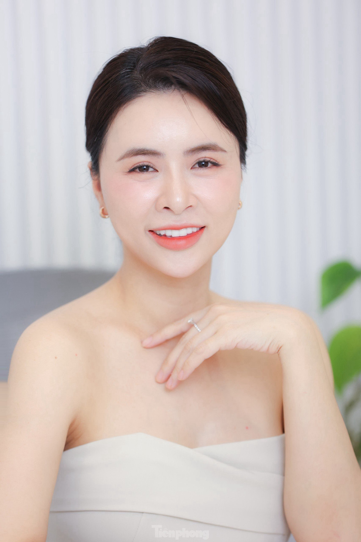 Cô khoe thành tích đóng cả chục vai ô sin trên màn ảnh nhỏ, trong các phim như Cầu vồng tình yêu, Cả một đời ân oán, Lối nhỏ vào đời, Lửa ấm... Cô nói rằng ít diễn viên nào có kinh nghiệm đóng người giúp việc nhiều như vậy. "Sau vài tập đầu, tôi thấy mình càng đóng càng ăn vai, hòa nhập khá tốt với đoàn phim. Đó là điều may mắn. Một số đồng nghiệp ở trường quay còn động viên rằng vai Thoa như đo ni đóng giày cho tôi", nữ diễn viên tâm sự.