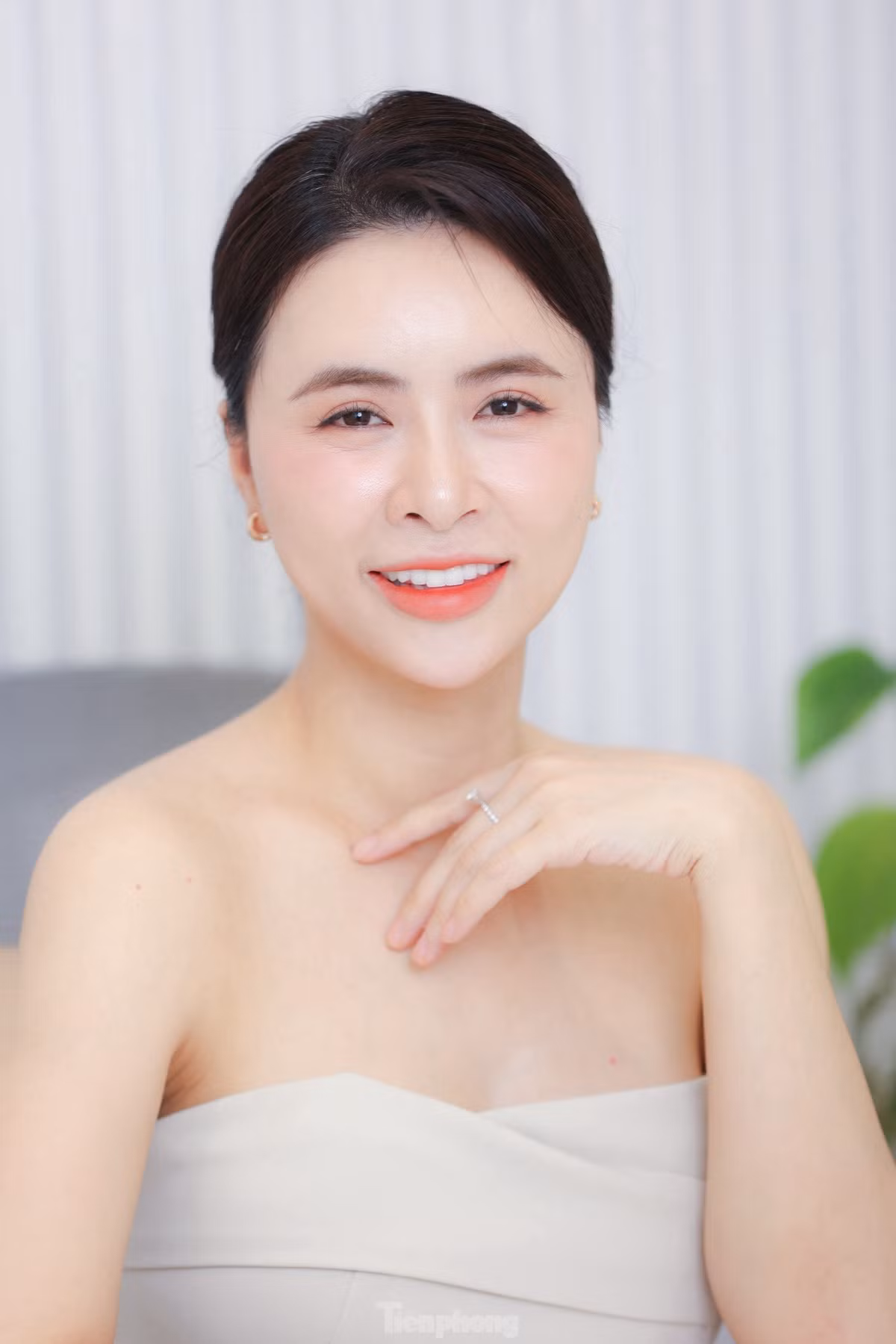 Cô khoe thành tích đóng cả chục vai ô sin trên màn ảnh nhỏ, trong các phim như Cầu vồng tình yêu, Cả một đời ân oán, Lối nhỏ vào đời, Lửa ấm... Cô nói rằng ít diễn viên nào có kinh nghiệm đóng người giúp việc nhiều như vậy. "Sau vài tập đầu, tôi thấy mình càng đóng càng ăn vai, hòa nhập khá tốt với đoàn phim. Đó là điều may mắn. Một số đồng nghiệp ở trường quay còn động viên rằng vai Thoa như đo ni đóng giày cho tôi", nữ diễn viên tâm sự.