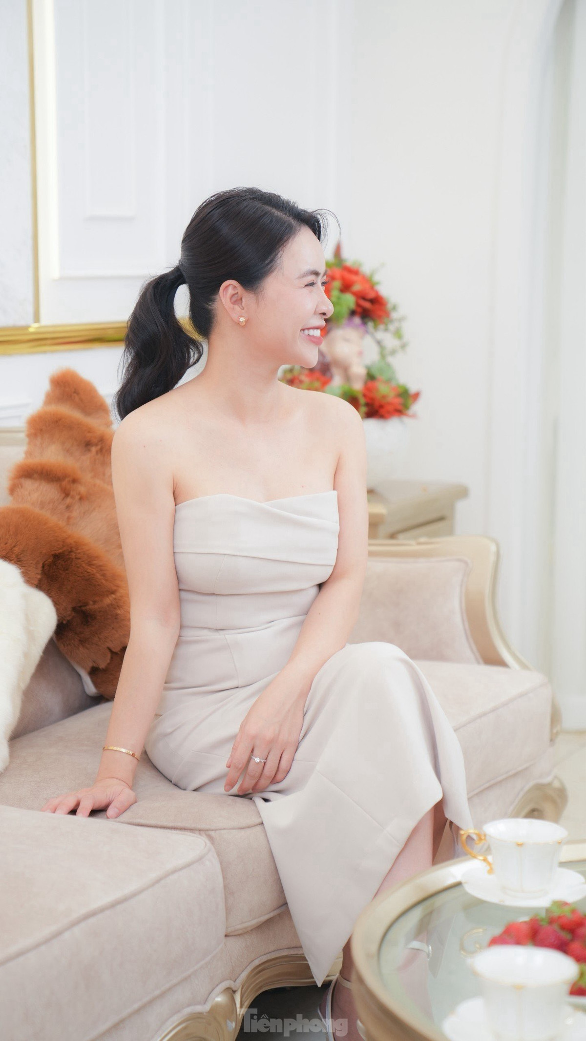 Song song với công việc diễn xuất, diễn viên Hằng Nga làm việc trong lĩnh vực thẩm mỹ. Điều thú vị là trên phim, cô buộc phải làm xấu bản thân. Nữ diễn viên kể theo yêu cầu của ê-kíp, cô phải lắp răng giả, khiến một số đoạn thoại hay cảnh quay ăn uống gặp khó khăn.