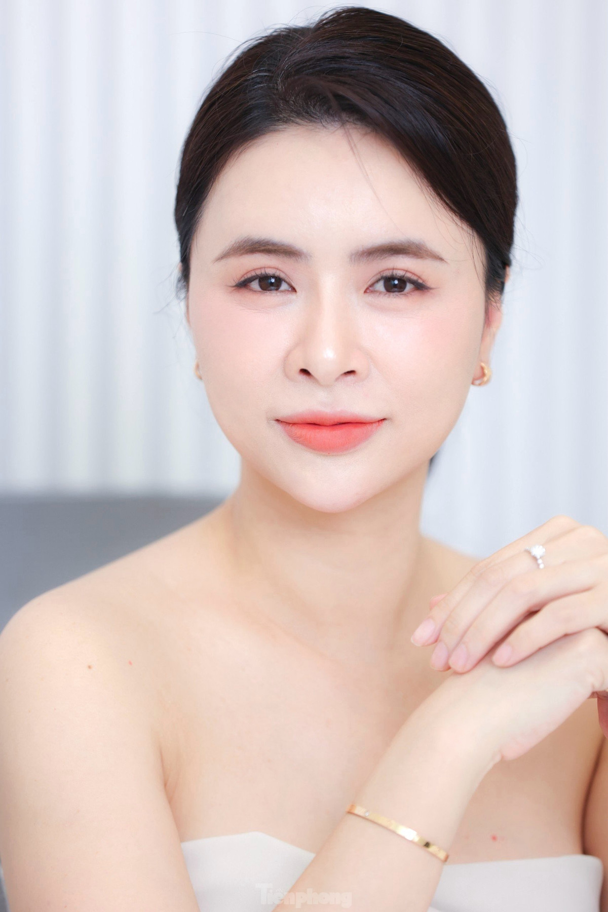 Diễn viên Hằng Nga sinh ra và lớn lên tại TP.HCM, sau đó lập gia đình ở Hà Nội. Trong phim Mình yêu nhau bình yên thôi, nữ diễn viên phải tập luyện khá nhiều để thoại giọng Bắc trơn tru. "Bộ răng giả làm tôi đôi lúc khó phát âm, lưỡi bị rộp. Có lúc đang quay tôi lại quên mang răng giả, phải làm lại từ đầu. Ở nhà, tôi cố học lời thoại cho thuộc nhưng ra trường quay đạo diễn Lê Đỗ Ngọc Linh bổ sung rất nhiều câu thoại mới", nữ diễn viên nói.