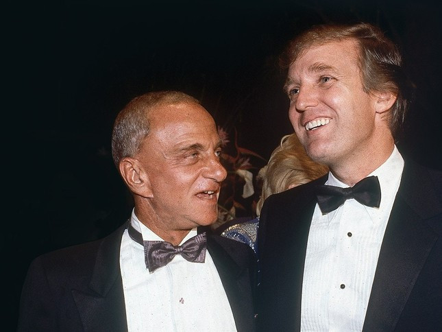 Phim boc tran ong Donald Trump giua luc doi mat phien toa-Hinh-3