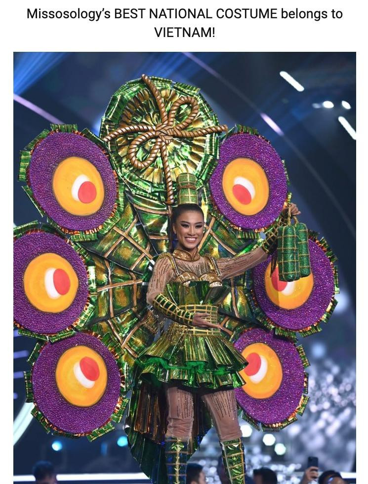 Vị trí số 1 của BXH Top 10 Trang phục Dân tộc đẹp nhất theo Missosology thuộc về bộ trang phục “Ai Tét Hônggg?” của đại diện Việt Nam, Á hậu Nguyễn Huỳnh Kim Duyên. Thiết kế xuất sắc lấy cảm hứng từ món ăn truyền thống Bánh Tét Lá Cẩm của người Cần Thơ, quê hương của Á hậu Kim Duyên: Món bánh dân dã, gọn gàng mà chắc bụng. Món bánh đơn sơ mà nuôi nấng dân lành qua bao nhiêu thế hệ!