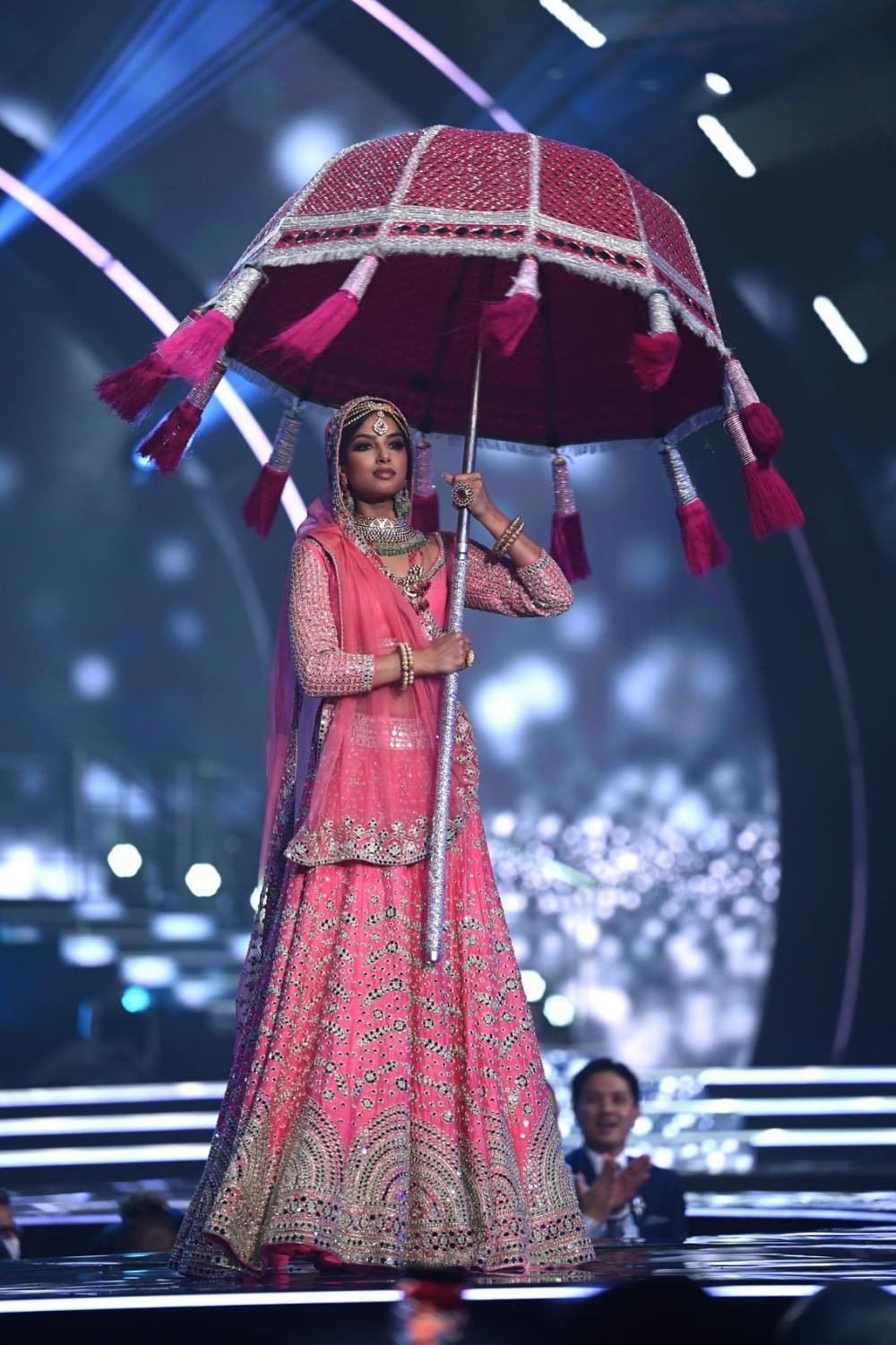 Vị trí thứ 2 là Hoa hậu Ấn Độ với bộ saree quen thuộc của đất nước này. Bộ quốc phục có màu hồng của hoa sen, cũng là quốc hoa của Ấn Độ. Bộ trang phục được đánh giá cao vì đơn giản, không rườm rà nhưng mang đúng tinh thần trang phục dân tộc.