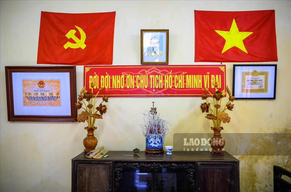 Ban thờ Bác Hồ được đặt ngay gian chính của ngôi nhà.