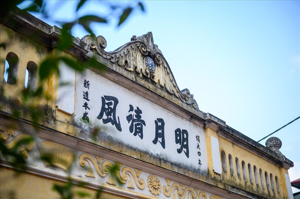 Trước đây, chủ nhân của ngôi nhà này là chính tổng, làm nghề ươm tơ tằm, nên xây cất được căn nhà khang trang, bằng gạch, lợp ngói. Phía trước nhà có bốn chữ Hán "Minh nguyệt thanh phong" (trăng thanh gió mát). Hai bên có hai dòng chữ nhỏ "Bảo Đại tứ niên - Tôn tạo Đông thành" (Nhà xây năm thứ tư thời vua Bảo Đại, khánh thành vào mùa Đông).