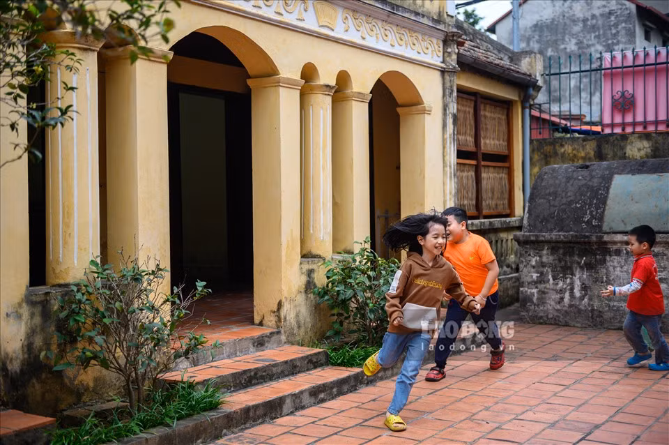 Dịch bệnh kéo dài, nên Di tích không đón được các đoàn du khách tới thăm quan. Không gian ở đây yên tĩnh, thoáng mát nên cũng trở thành điểm vui chơi của các em nhỏ trong xóm.