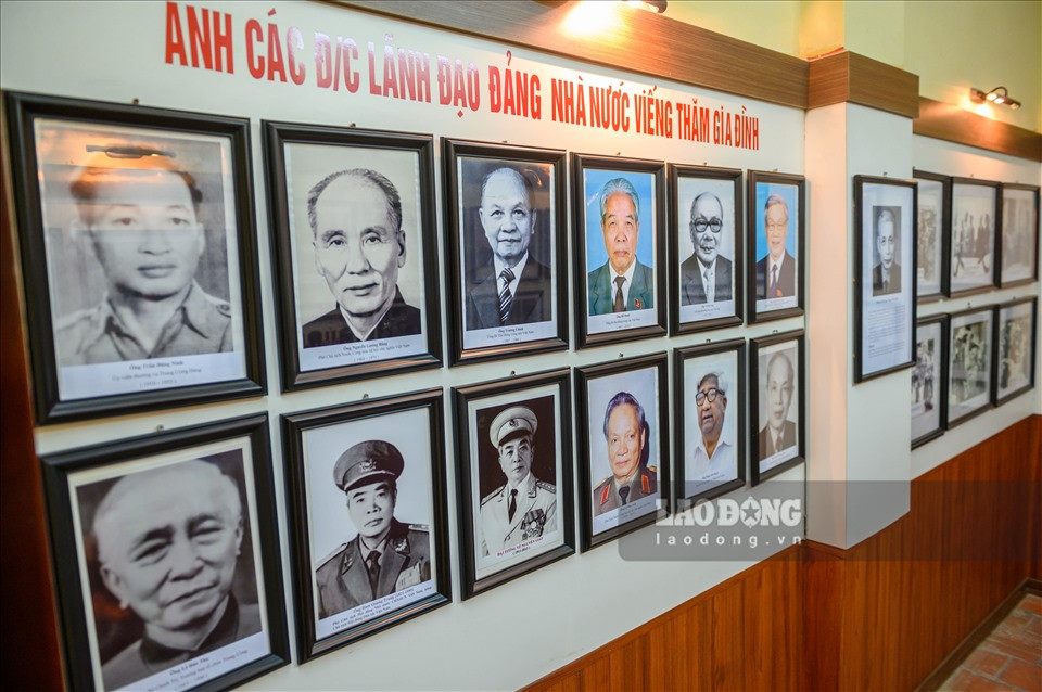 Tại ngôi nhà, các tranh, ảnh của các vị lãnh tụ, chính khách được treo.