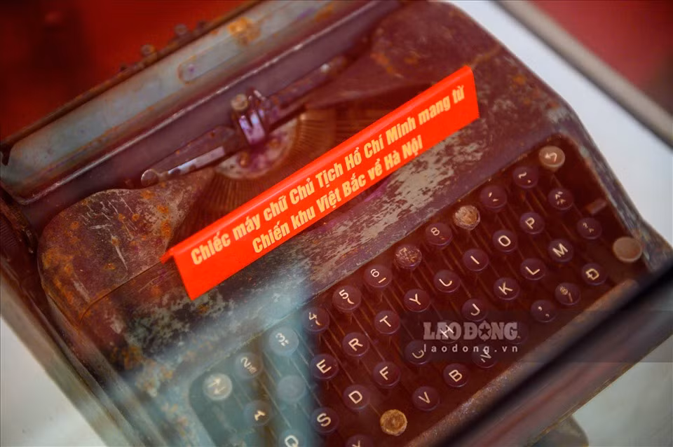 Tại đây lưu giữ nhiều kỷ vật của Bác Hồ, trong đó có chiếc máy đánh chữ đã nhuộm màu thời gian.
