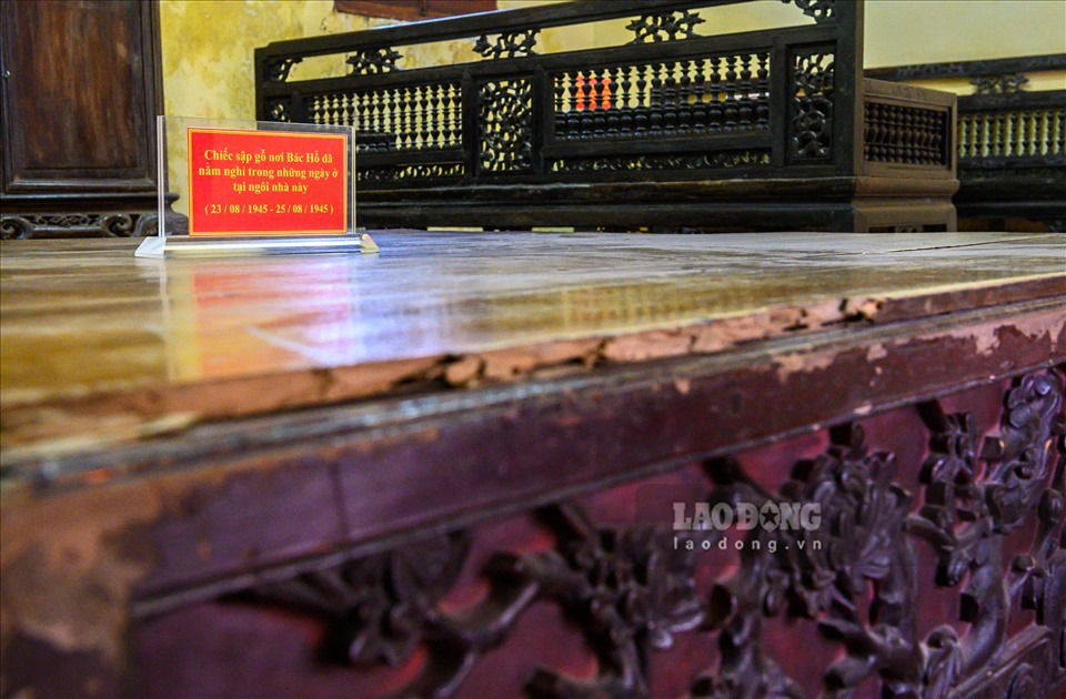 Bộ bàn ghế Chủ tịch Hồ Chí Minh ngồi làm việc năm 1945 đến nay vẫn được gìn giữ nguyên vẹn.