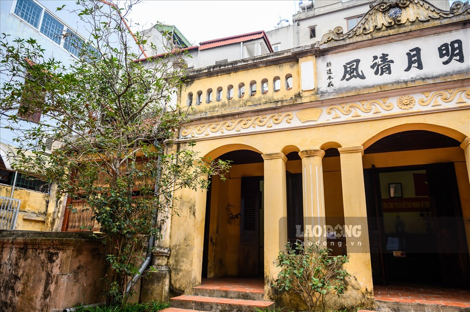 Cây hoa mộc được trồng trước hiên nhà vào năm 1929, và được nhiều thế hệ trong gia đình thay nhau chăm sóc đến nay. Đây được coi là nhân chứng cho những sự kiện lịch sử gắn với ngôi nhà.