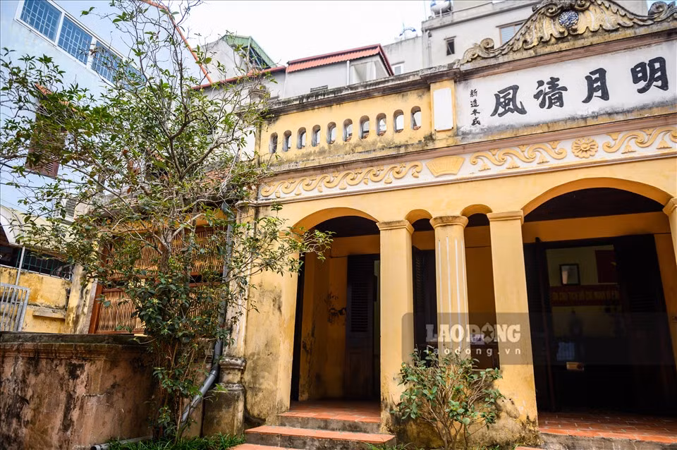 Cây hoa mộc được trồng trước hiên nhà vào năm 1929, và được nhiều thế hệ trong gia đình thay nhau chăm sóc đến nay. Đây được coi là nhân chứng cho những sự kiện lịch sử gắn với ngôi nhà.