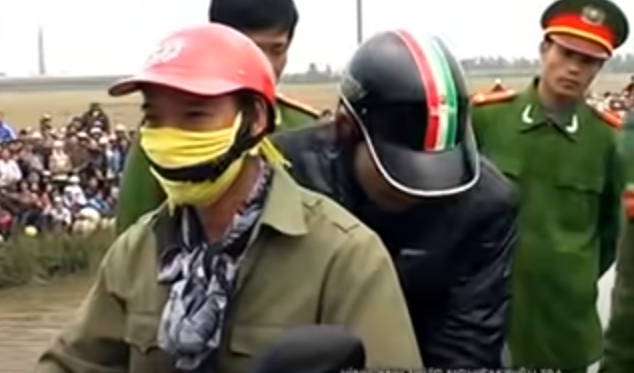 Sau đó, khoảng 18h tối ngày 15/12/2012, Thùy đưa chị Liên từ Quỳnh Phụ về Hải Dương. Khi qua chân cầu Hiệp, đoạn rẽ vào nghĩa trang Hưng Long, Thùy bảo nạn nhân đổi lái.