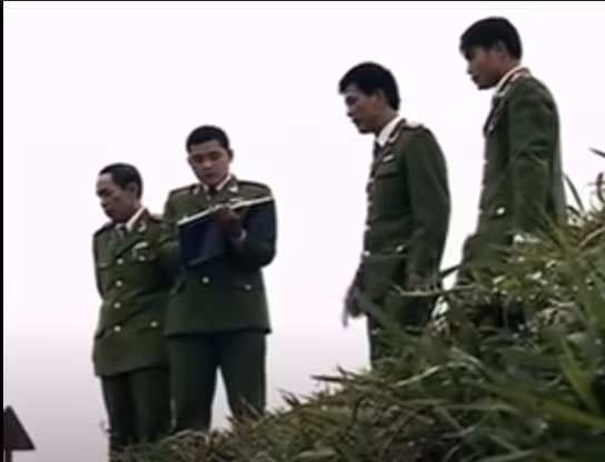 Quá trình khám xét, Công an đã thu được trên cổ nạn nhân một sợi dây chuyền vàng tây; trong túi áo bên trái có 1 CMND mang tên Vũ Thị Liên, 1 CMND mang tên Nguyễn Thị Nhung (là con gái nạn nhân).