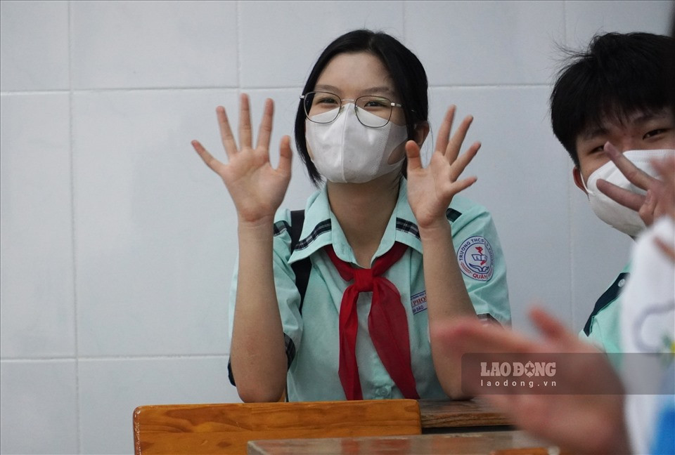 Hầu hết các em đã được tiêm vaccine nên phụ huynh có thể an tâm. Nhiều học sinh bày tỏ an tâm khi đến trường.