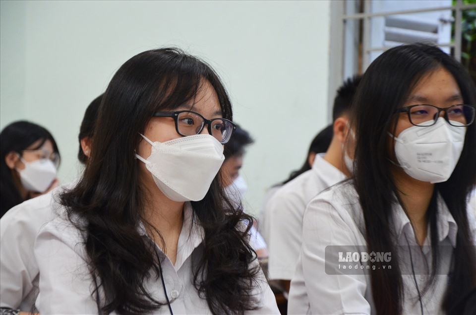 Bên cạnh đó, tại Trường THPT chuyên Lê Hồng Phong do phòng học cũ, học sinh vẫn ngồi 2 người/bàn, đoàn kiểm tra đã yêu cầu nhà trường có điều chỉnh, bố trí mỗi em ngồi 1 bàn.