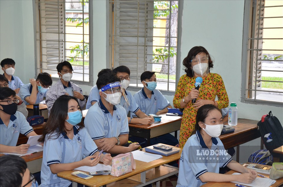Với hai tuần thí điểm, ngành Giáo dục không đặt nặng việc truyền tải kiến thức cho học sinh mà là vận hành hệ thống an toàn để phụ huynh an tâm, các em học sinh hình thành nề nếp đến trường trong tình hình có dịch. Thầy cô dạy trên lớp và xử lý linh hoạt các tình huống để hình thành một quy trình, không gây hoang mang, căng thẳng trong giờ học.