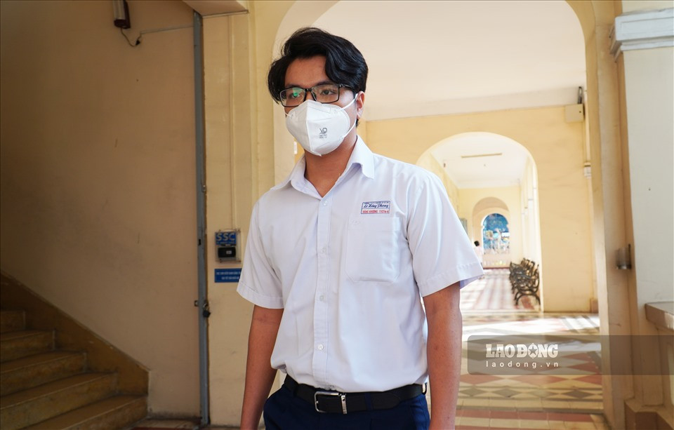 Em Trần Đăng Khương - lớp 12 chuyên Tin A, Trường THPT chuyên Lê Hồng Phong cho biết, là học sinh cuối cấp nên việc đi học trực tiếp sẽ thuận lợi, giúp em có thể được gặp gỡ các bạn và trực tiếp nghe giảng từ thầy cô. Khương cho biết sẽ tuân thủ theo các nội quy phòng chống dịch của nhà trường, thực hiện nghiêm 5K, thường xuyên rửa tay sát khuẩn...