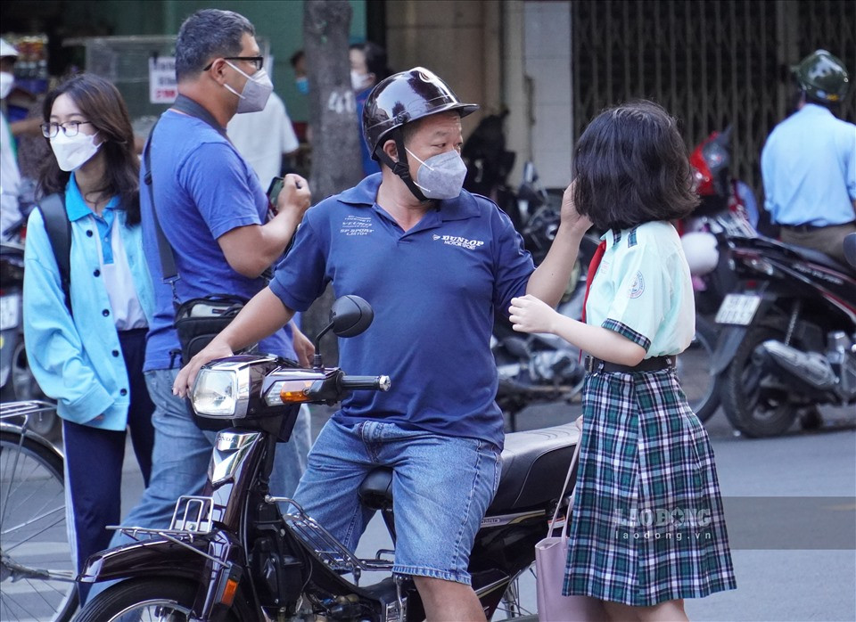 Nhiều em đã được phụ huynh đưa đến trường sau hơn 7 tháng nghỉ và học online.