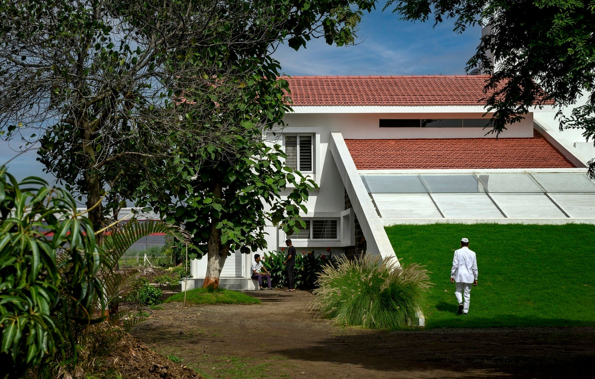 Sân trước râm mát, từ đây có thể ngắm nhìn cảnh quan tuyệt đẹp của những ngọn núi nằm xa hơn ngôi nhà.