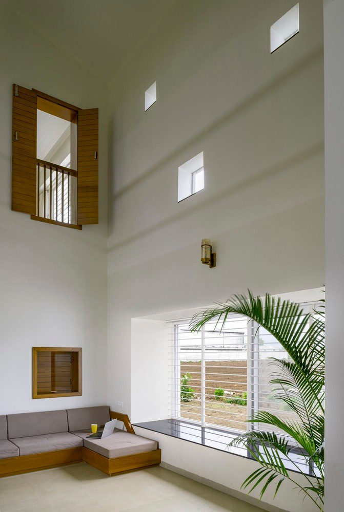 Nhìn chung, nhờ cách thiết kế phân tán này, mỗi khu vực của ngôi nhà đều có đủ ánh sáng mặt trời, thông gió và không bị cản trở và tầm nhìn độc đáo.