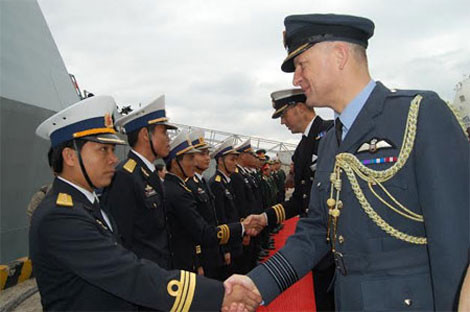 Sĩ quan Việt Nam bắt tay xã giao sĩ quan Hải quân Hoàng gia Anh.