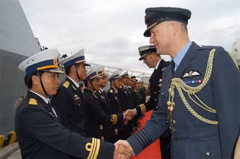 Sĩ quan Việt Nam bắt tay xã giao sĩ quan Hải quân Hoàng gia Anh.