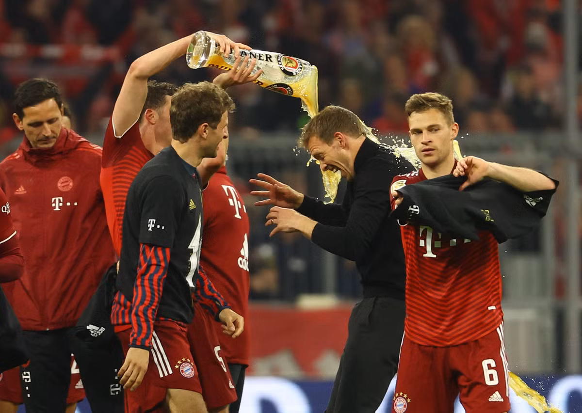 HLV Julian Nagelsmann lần đầu được tham dự màn "tắm bia" quen thuộc sau mỗi lần vô địch Đức của Bayern. Ở mùa giải tới, CLB chủ sân Allianz sẽ bổ sung lực lượng để hướng đến mục tiêu cao hơn là danh hiệu Champions League.