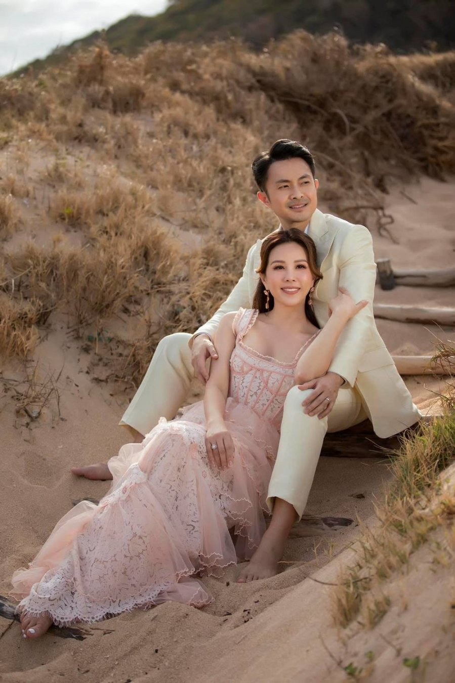 Nghi van Hoa hau Thu Hoai dang mang bau voi ong xa kem 10 tuoi-Hinh-2