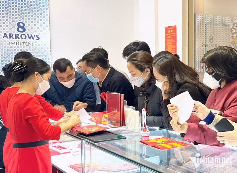 Gia vang hom nay 24/4: Lo ngai lam phat, vang giam gia