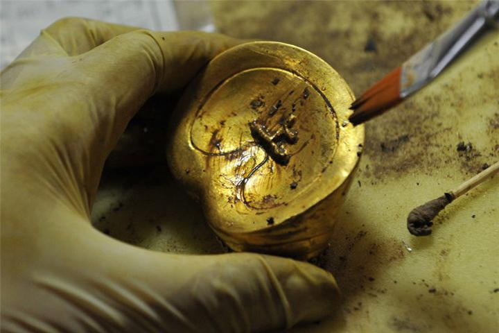 Sau khi sắp xếp, phân loại, các chuyên gia vui mừng thông báo đã tìm thấy hơn 5.000 cổ vật bằng vàng. Thêm nữa, họ cũng phát hiện nhiều đá quý. Ảnh minh họa. Ảnh: Thegioidienthoaico.com.