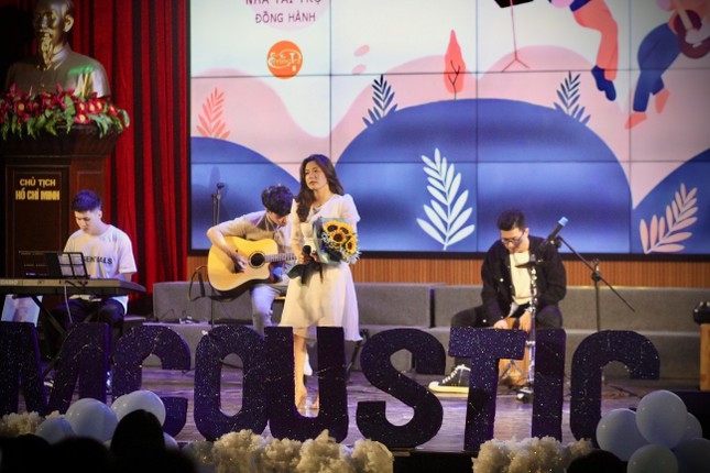 Nu sinh Hoc vien Tai chinh: 