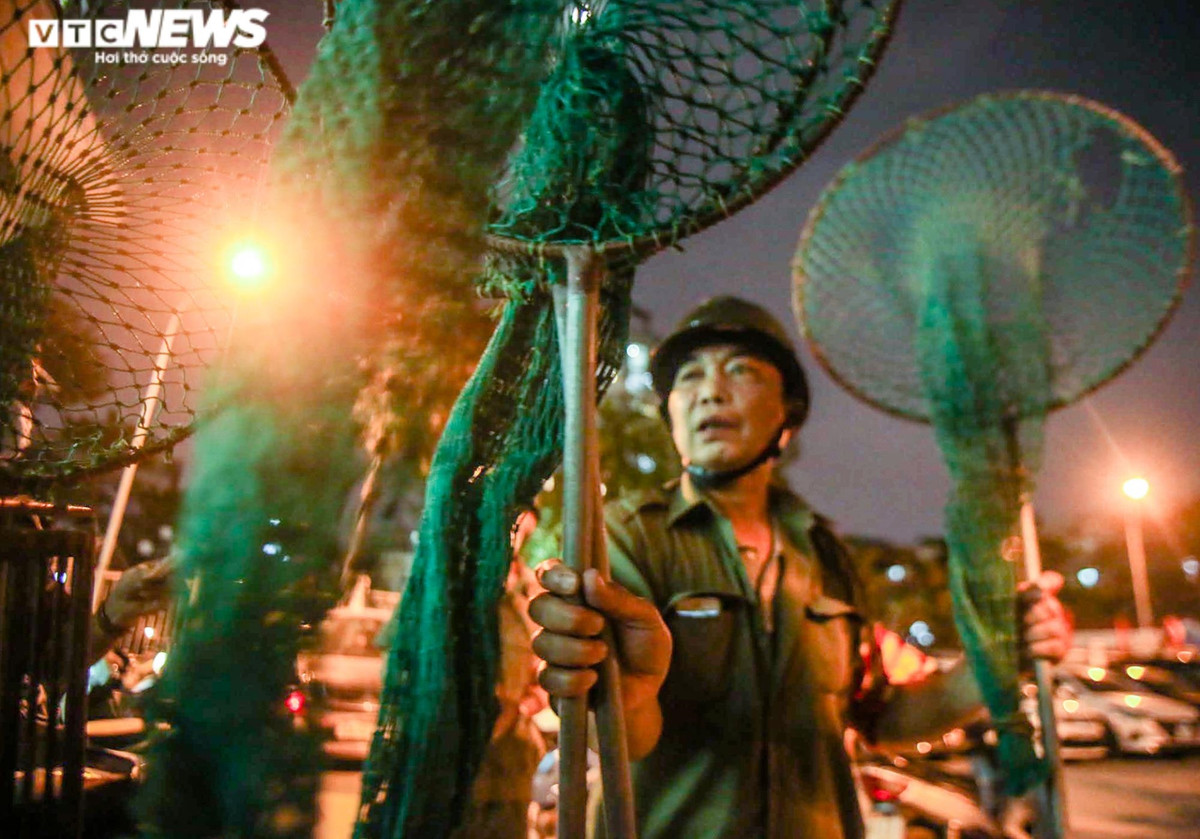 Khoảng 19h30 ngày 14/4, đội bắt chó thả rông phường Kim Giang (quận Thanh Xuân, Hà Nội) bắt đầu lên đường làm nhiệm vụ. Các thành viên cho biết, trước khi tham gia nhiệm vụ, họ đã được hỗ trợ tiêm phòng dại và được hướng dẫn kinh nghiệm xử lý để tránh bị chó cắn.