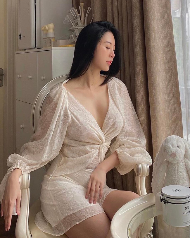 Vốn dĩ có body thon thả, nên cựu tiếp viên hàng không Vũ Ngọc Châm thường diện các item điệu đà, đơn sắc, nhưng có điểm nhấn là chi tiết xẻ ngực sâu hoặc hở lưng để tôn "điểm vàng" hình thể.