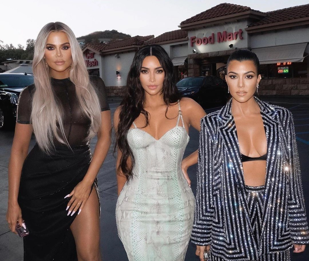 Kourtney, Kim và Khloe Kardashian: Khi Keep Up with the Kardashians phát sóng lần đầu tiên vào năm 2007, chỉ có Kim là cái tên được công chúng biết tới từ trước. Sau thành công của show, cả Kourtney và Khloé cũng trở thành những cái tên ăn khách, nổi tiếng, kiếm hàng triệu USD nhờ ra mắt chương trình, dòng thời trang, tựa game riêng. Cả ba chị em nổi tiếng đều có chung phong cách, từ làn da bánh mật đến style trang điểm tương đồng và gu thời trang.