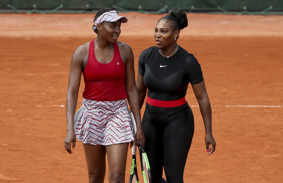 Serena và Venus Williams: Là hai tên tuổi nổi bật nhất làng banh nỉ nữ, Serena và Venus thường xuyên là đối thủ trực tiếp với nhau trên sân. Tuy nhiên, điều đó không làm căng thẳng mối quan hệ của hai chị em. “Cô ấy là đối thủ khó nhằn nhất mà tôi từng gặp mặt và cũng là người tốt nhất mà tôi biết”, Serena nói với ESPN trong một cuộc phỏng vấn trên sân vào năm 2015.
