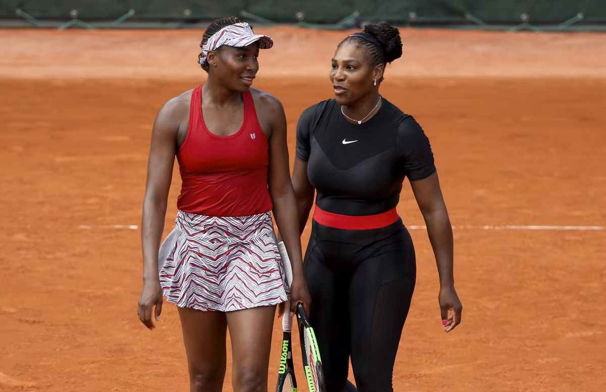 Serena và Venus Williams: Là hai tên tuổi nổi bật nhất làng banh nỉ nữ, Serena và Venus thường xuyên là đối thủ trực tiếp với nhau trên sân. Tuy nhiên, điều đó không làm căng thẳng mối quan hệ của hai chị em. “Cô ấy là đối thủ khó nhằn nhất mà tôi từng gặp mặt và cũng là người tốt nhất mà tôi biết”, Serena nói với ESPN trong một cuộc phỏng vấn trên sân vào năm 2015.