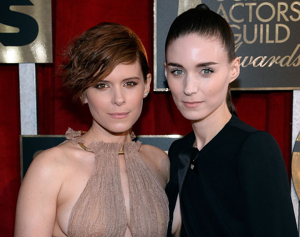 Rooney và Kate Mara: Rooney được biết đến nhiều nhất với vai chính trong Cô gái có hình xăm rồng. Còn Kate được yêu mến qua các vai diễn trong loạt phim American Horror Story và House of Cards. Khi cả hai còn nhỏ, họ từng làm việc cùng nhau một lần, trong bộ phim The Wizard of Oz.