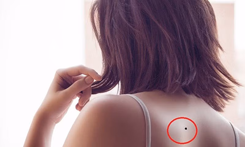 4 nốt ruồi thiên kim, phụ nữ chỉ cần 1 là mang mệnh phượng hoàng 4 not ruoi thien kim, phu nu chi can 1 la mang menh phuong hoang