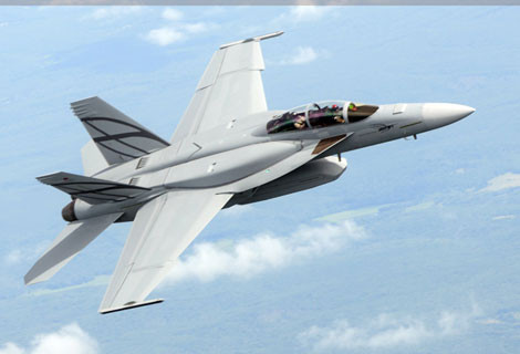 Super Hornet Advanced cải tiến với 2 khoang chứa nhiên liệu nằm ở mặt trên gốc cánh, thùng dưới bụng máy bay có thể chứa tên lửa.