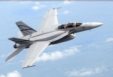 Super Hornet Advanced cải tiến với 2 khoang chứa nhiên liệu nằm ở mặt trên gốc cánh, thùng dưới bụng máy bay có thể chứa tên lửa.