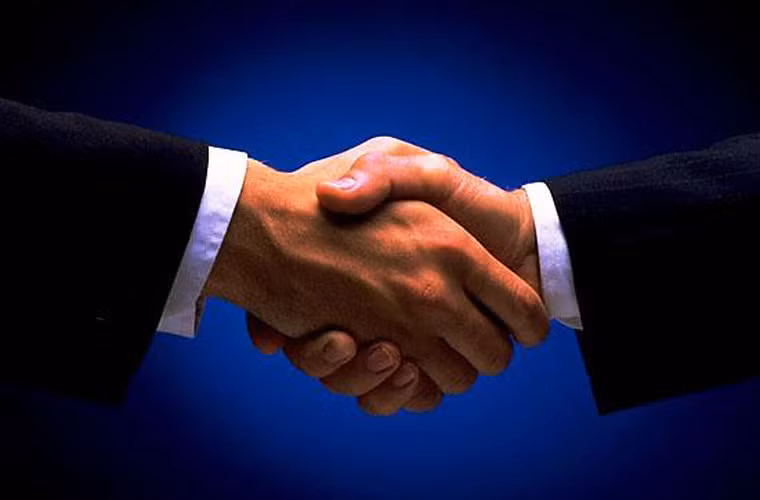 "Đối với các mối quan hệ, bạn nên bắt đầu chúng trước khi kết thúc năm cũ... Nếu như các mối quan hệ đó bắt đầu trong năm mới thì sẽ là điềm xấu. Tổn thương và tan vỡ có nguy cơ xảy ra. Tuy nhiên, bạn vẫn có thể chấp nhận rủi ro”, bà Allen cho hay.