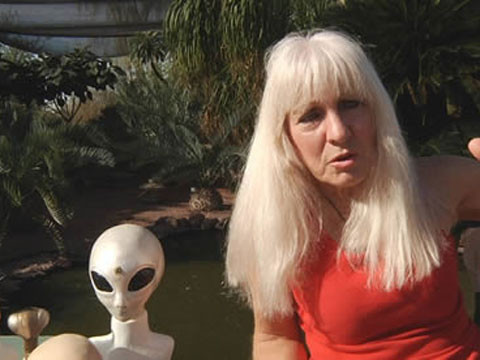 6. Tự nhận 2/3 cơ thể là người ngoài hành tinh, 1/3 là con người: Cynthia Crawford sinh ra ở Arizona, Mỹ làm việc giống như một nghệ sĩ tượng ngoài hành tinh. Cô nói rằng, công việc đó giúp cô khẳng định bản thân thực sự là người ngoài hành tinh. Crawford tuyên bố 34 % cơ thể mình là của con người.