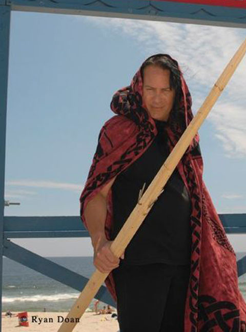 4. Chính trị gia tự nhân là ma cà rồng, uống máu bạn gái: Jonathon "The Impaler" Sharkey là một đô vật chuyên nghiệp người Mỹ đã nghỉ hưu và tự nhận là ma cà rồng. Sharkey từng tham gia cuộc tranh cử Tổng thống Mỹ năm 2012. Ông cũng từng tham gia cuộc đua tranh chức Thống đốc Minnesota năm 2010. Sharkey tuyên bố bắt đầu uống máu từ năm lên 5 tuổi và sau đó nhận ra bản thân là ma cà rồng đích thực. Khi còn là một cậu bé, Sharkey đã vào tủ lạnh của chú để lấy đồ ăn nhẹ và tìm thấy một chai chứa đầy máu.