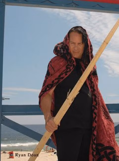 4. Chính trị gia tự nhân là ma cà rồng, uống máu bạn gái: Jonathon "The Impaler" Sharkey là một đô vật chuyên nghiệp người Mỹ đã nghỉ hưu và tự nhận là ma cà rồng. Sharkey từng tham gia cuộc tranh cử Tổng thống Mỹ năm 2012. Ông cũng từng tham gia cuộc đua tranh chức Thống đốc Minnesota năm 2010. Sharkey tuyên bố bắt đầu uống máu từ năm lên 5 tuổi và sau đó nhận ra bản thân là ma cà rồng đích thực. Khi còn là một cậu bé, Sharkey đã vào tủ lạnh của chú để lấy đồ ăn nhẹ và tìm thấy một chai chứa đầy máu.