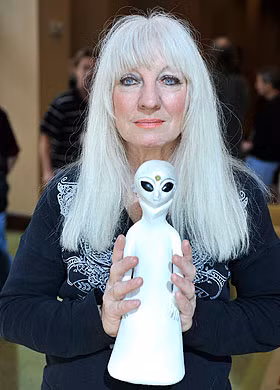 Thêm vào đó, Crawford còn tuyên bố đã bị người ngoài hành tinh bắt cóc và cho sử dụng thuốc làm vật thí nghiệm nhiều lần khi còn nhỏ. 