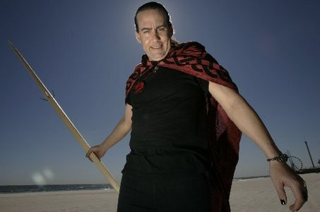 Sau khi uống, ông phát hiện ra bên trong cơ thể mình tồn tại một con quái vật. Do đó, ông đã uống máu của bạn gái 2 lần/tuần cũng như uống máu lợn và bò để thỏa mãn cơn khát. Cơ quan mật vụ Mỹ đã điều tra và bắt giữ Sharkey vì tội đe dọa Tổng thống George W. Bush cũng như tìm kiếm ngôi nhà của cựu tổng thống Mỹ với hai khẩu súng trường và một cọc gỗ trong tay. Sau khi được thả, một số báo cáo cho hay ông ta đã cố gắng thành lập một khu vực dành cho ma cà rồng.