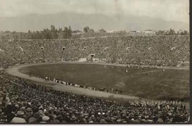 Vào ngày đầu tiên năm mới 1923, hàng ngàn người dân Mỹ tới sân vận động xem cuộc so tài bóng đá tại Rose Bowl, Pasadena, California. Đây là hoạt động thường niên của các trường cao đẳng, đại học tại khu vực này vào ngày 1/1 hằng năm.