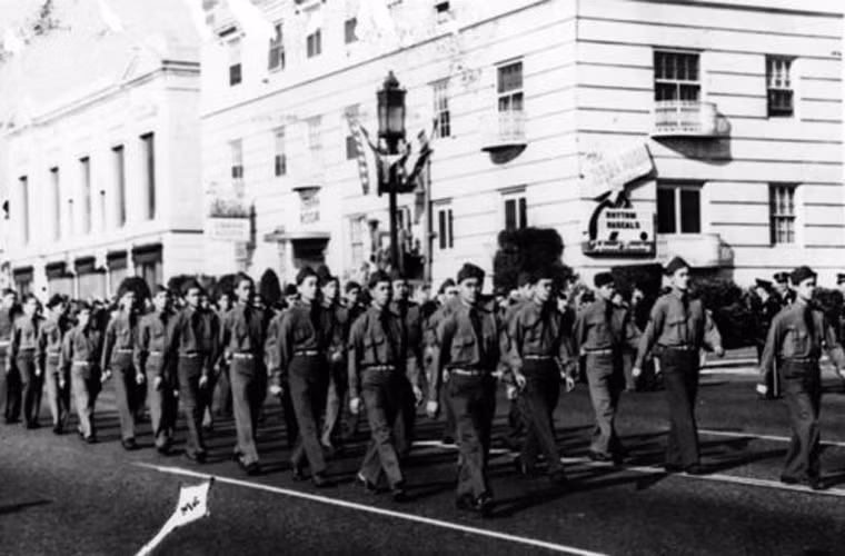 Nhân viên an ninh thuộc lực lượng quốc gia diễu hành trong ngày đầu năm mới ở Wilshire, Los Angeles, California, Mỹ. Tấm ảnh này được chụp vào ngày 1/1/1943.
